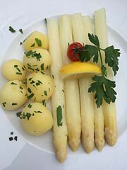 Spargel Vorführung auf dem Viktualienmarkt (Foto: Martin Schmitz)